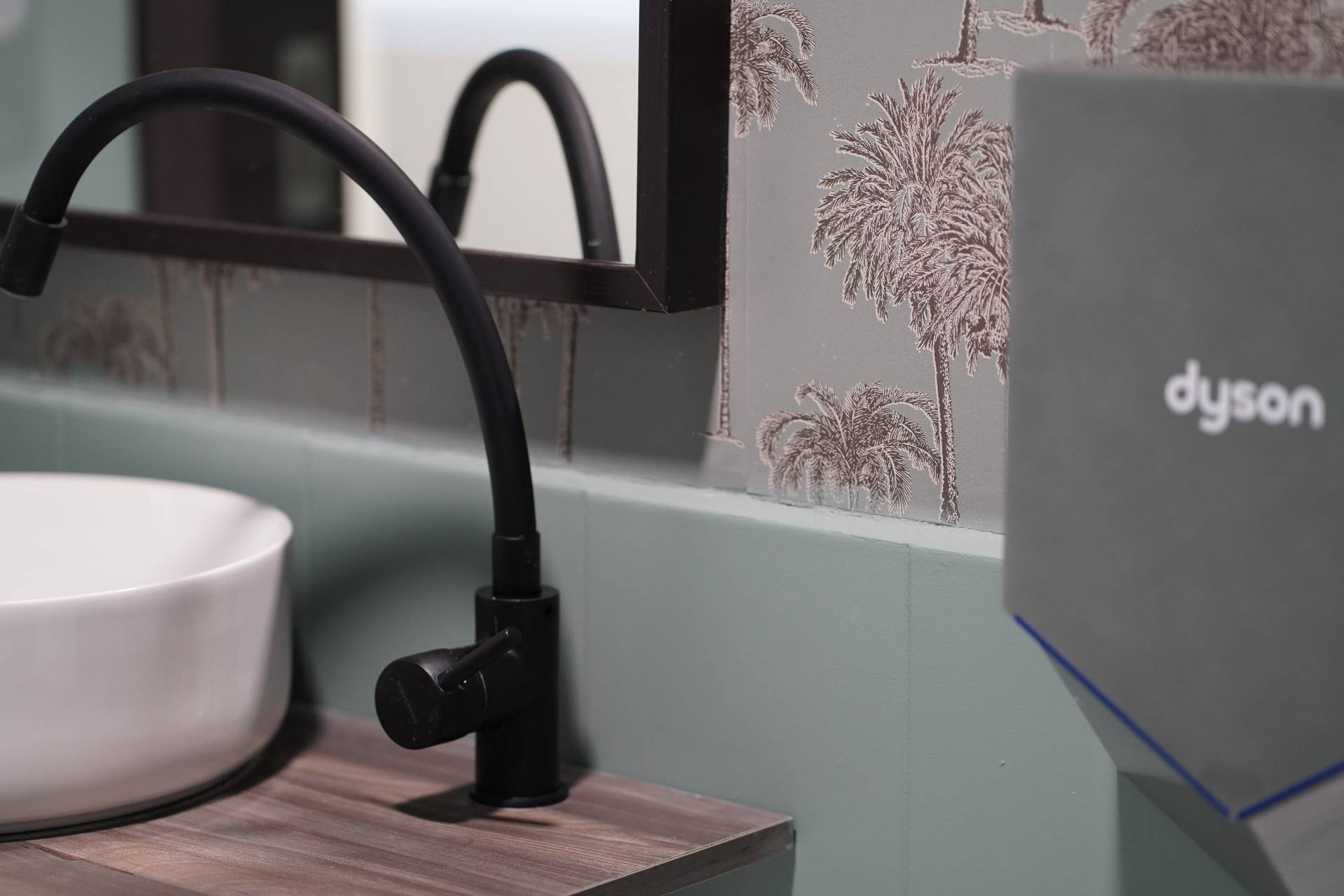 Baño de diseño con grifo negro mate y secador Dyson
