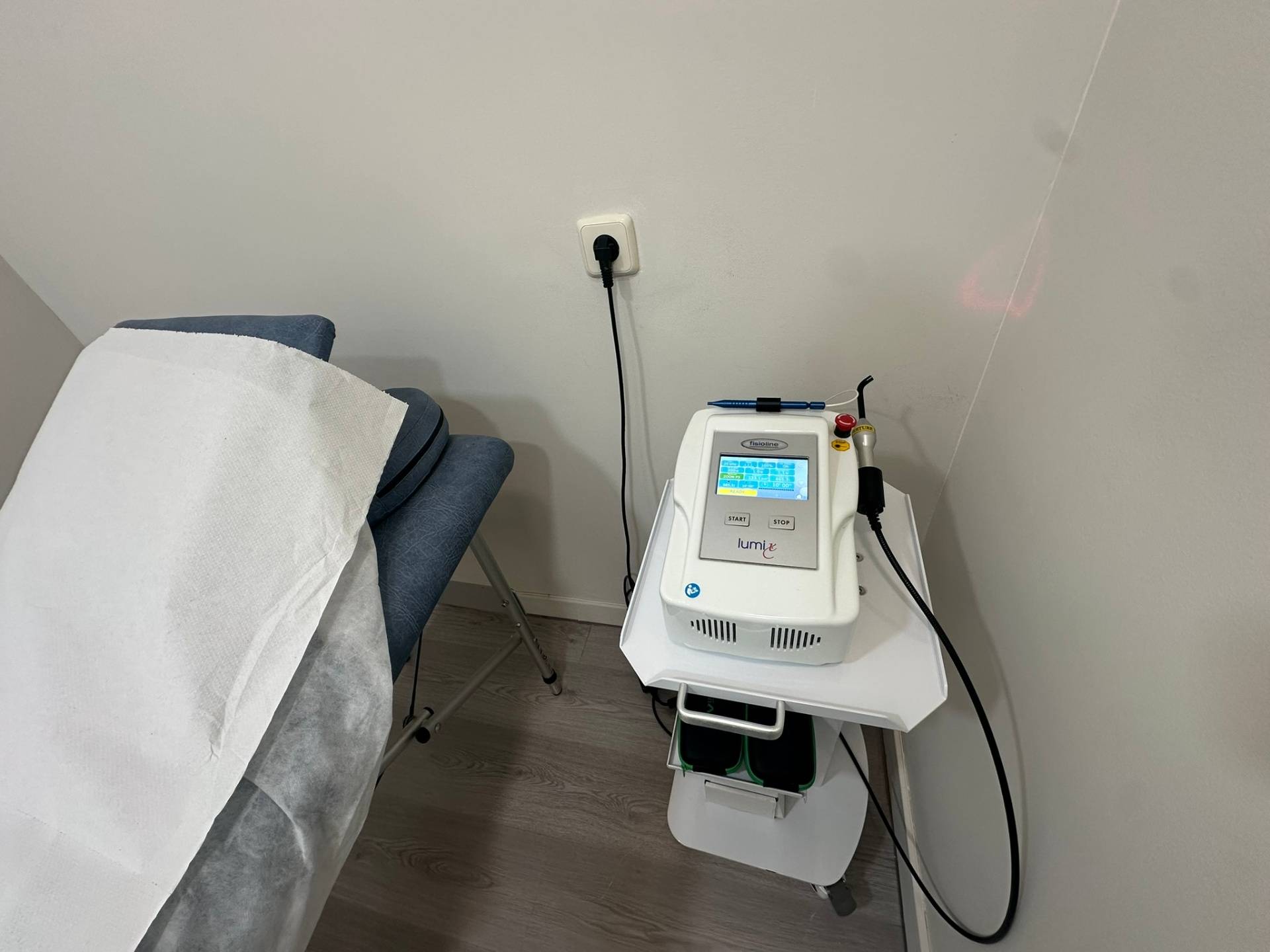Equipo de laserterapia Lumix en sala de tratamiento