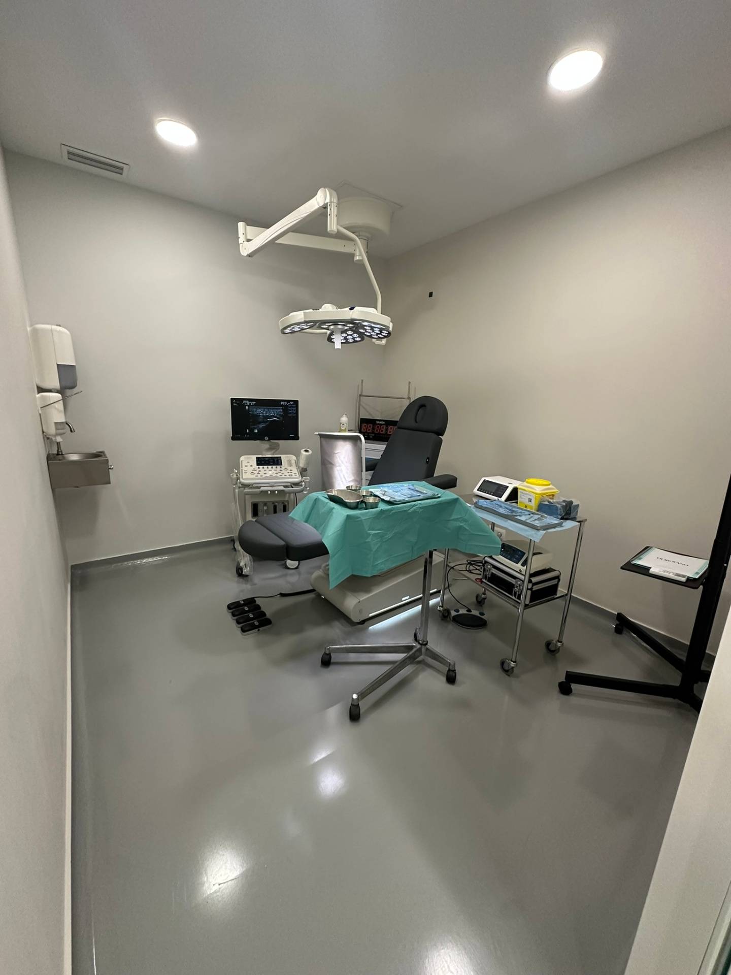 Sala de intervenciones equipada con ecógrafo y lámpara LED