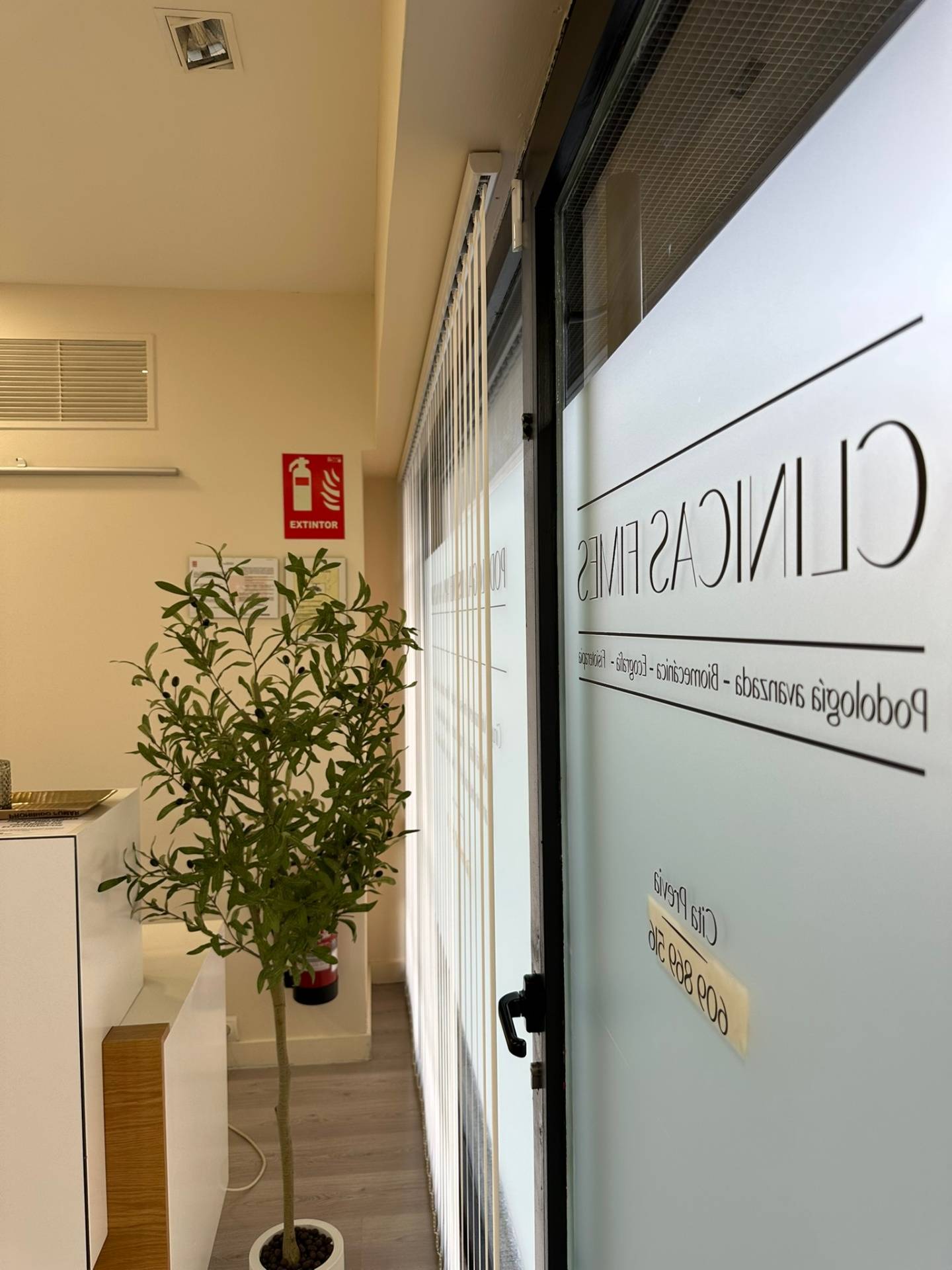 Recepción interior con logo Clínicas FIMES
